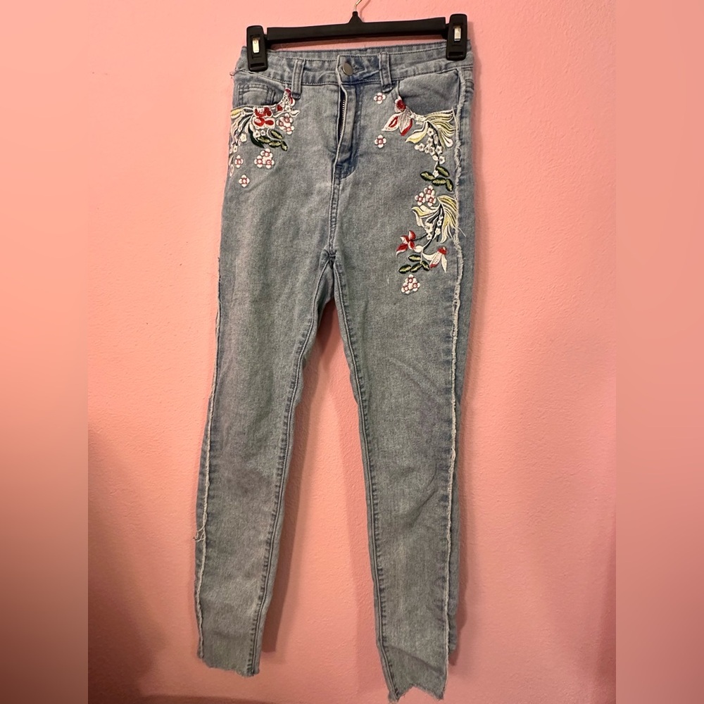 Embroidered Floral Blue Jeans With Frayed Edges